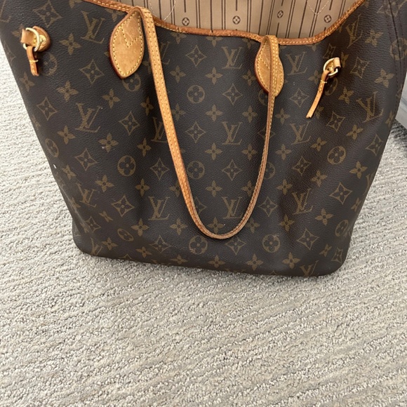 Louis Vuitton - Picture 2 of 6